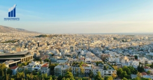 נוף מרהיב של חופי קריסטוס עם ים כחול, בתים ים־תיכוניים והרים ירוקים
