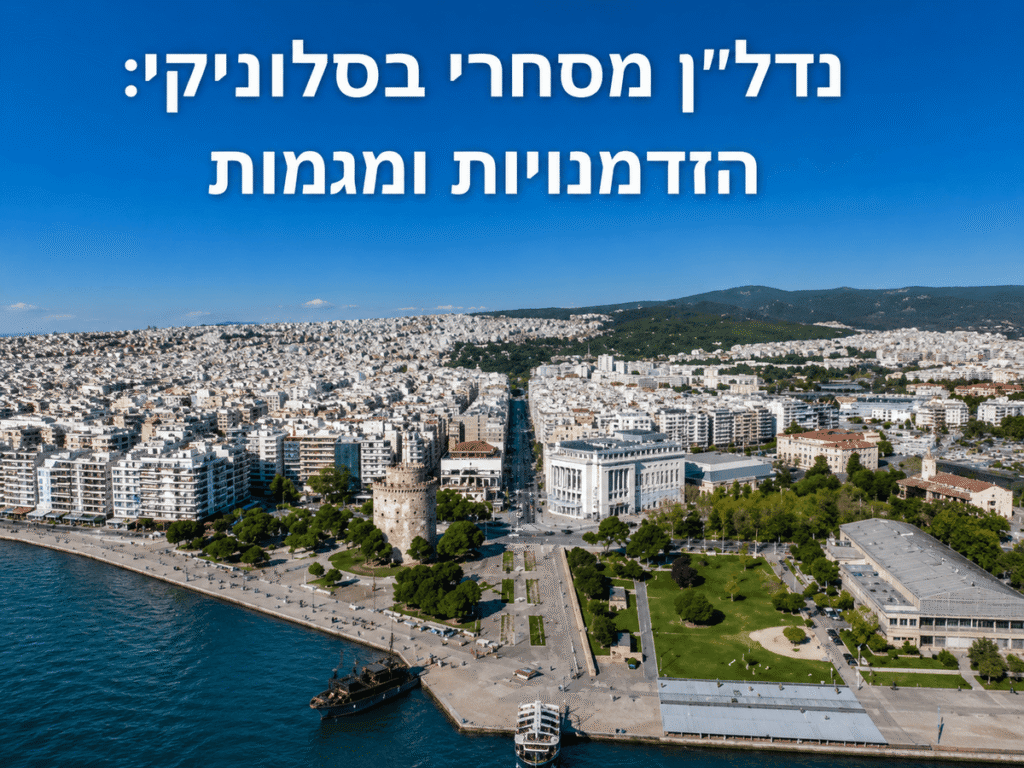 חוף יפה בקריסטוס עם מים טורקיז, חוף חולי והרים ירוקים ברקע