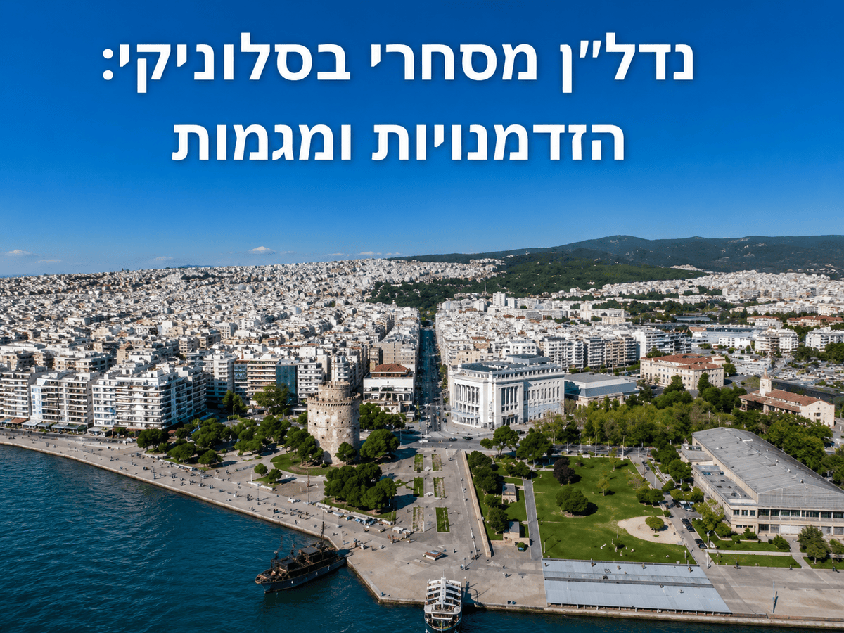 חוף יפה בקריסטוס עם מים טורקיז, חוף חולי והרים ירוקים ברקע