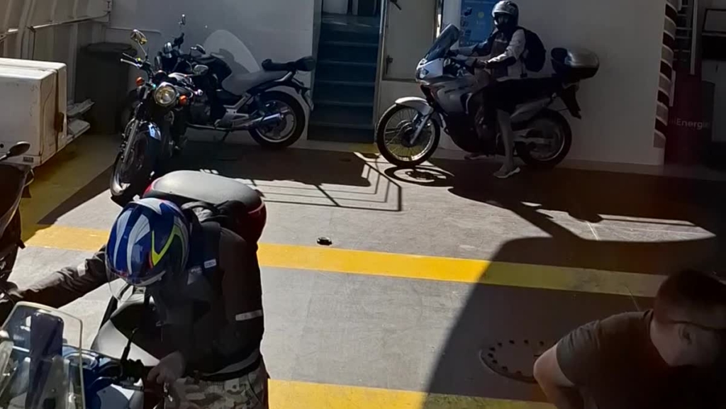 אופנועים ורוכבים על סיפון הרכב