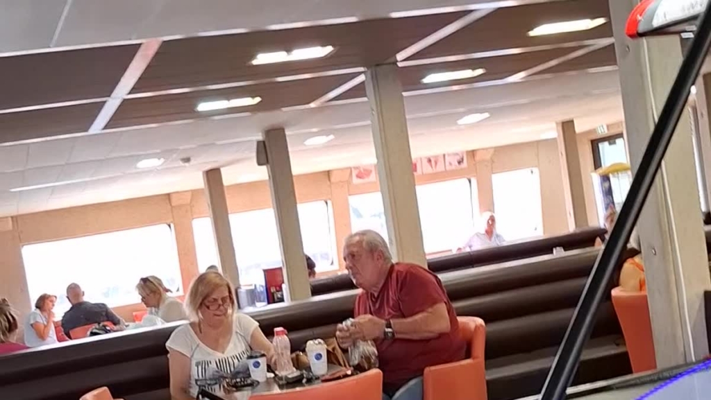 דקה ורבע מההפלגה. העלייה לסיפון, הנוף מהמעקה ואולם הנוסעים