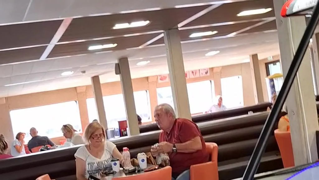 עלייה לסיפון במעבורת עם נוף מהמעקה ואולם הנוסעים בהפלגה